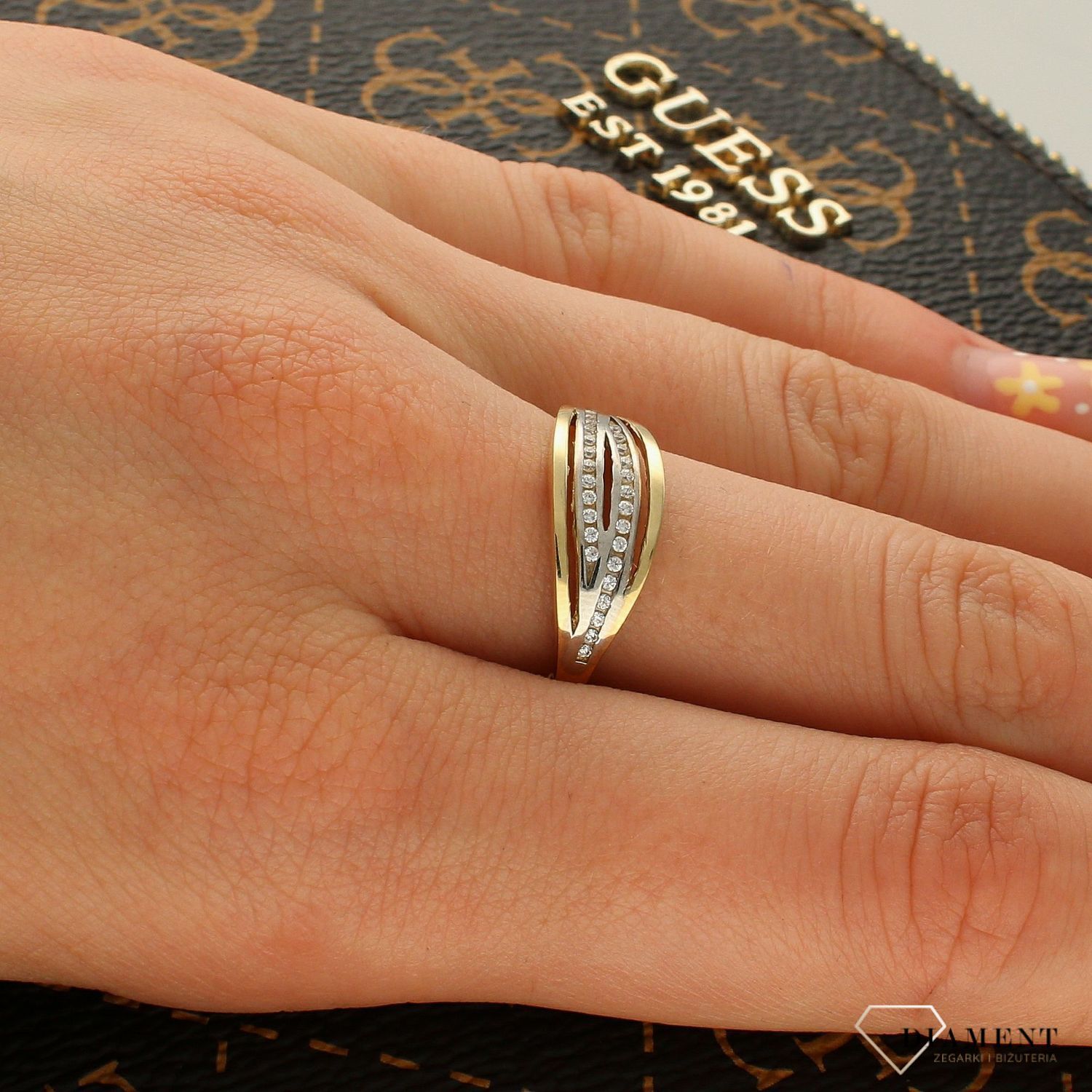 Złoty pierścionek 333 'Cyrkonie w złocie' PI 5761. Złoty pierścionek z cyrkoniami. Złoty pierścionek z białymi cyrkoniami. Złoty pierścionek idealny na prezent. Pierścio.jpg